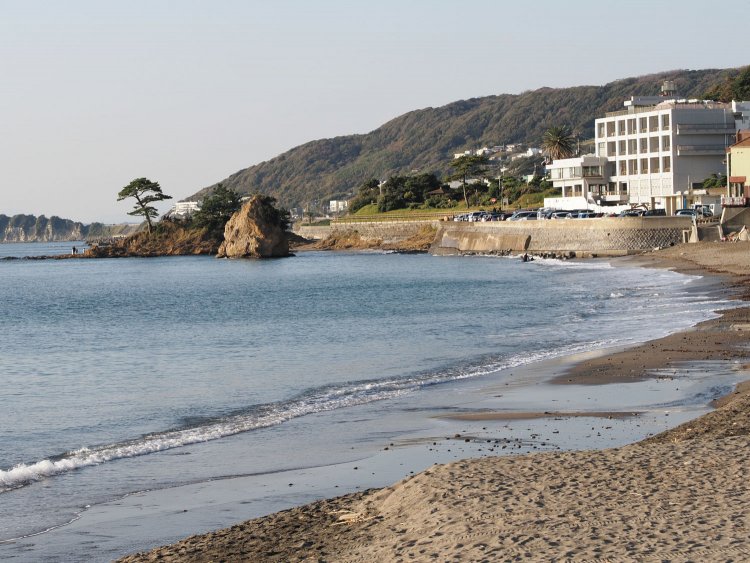 ゴールの秋谷海岸。古くから景勝地として知られ、高さ12ⅿの立石という巨岩がある。