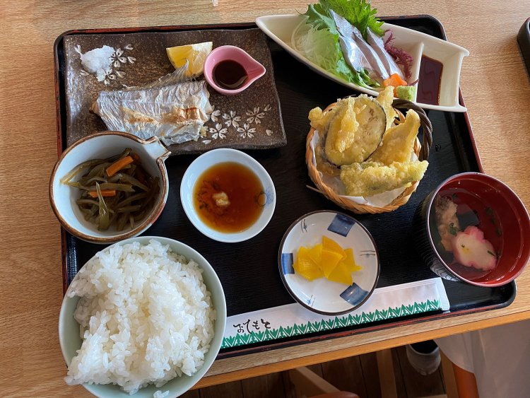 こちらは太刀魚定食1700円。