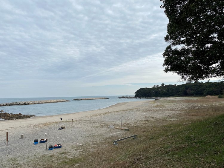 『銀たちの郷』のすぐ傍には海辺が広がっている。