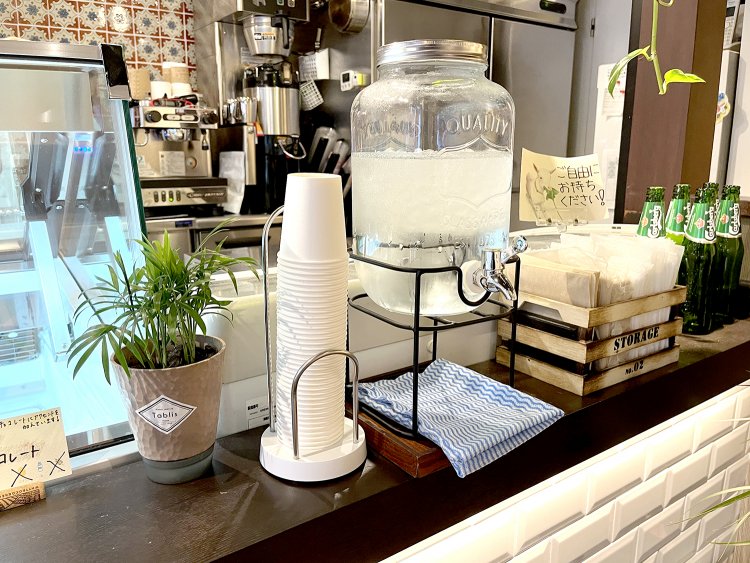 ガラス製のウォーターサーバーもおしゃれ。