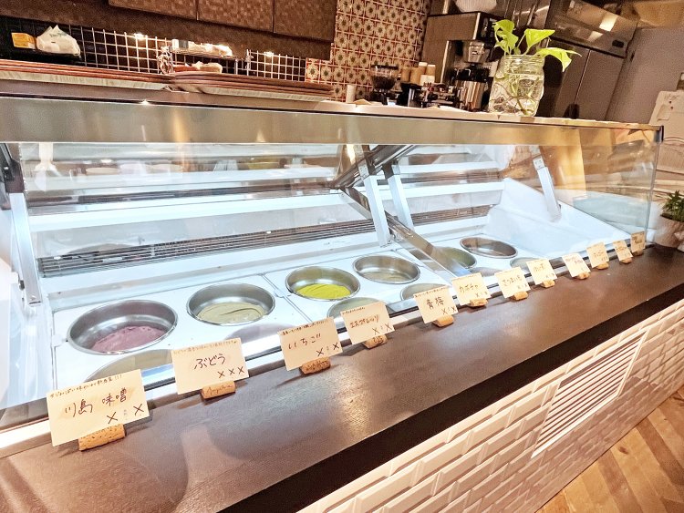 ええっ！　味噌味のジェラート（写真左下）ってどんな味なんだろう。