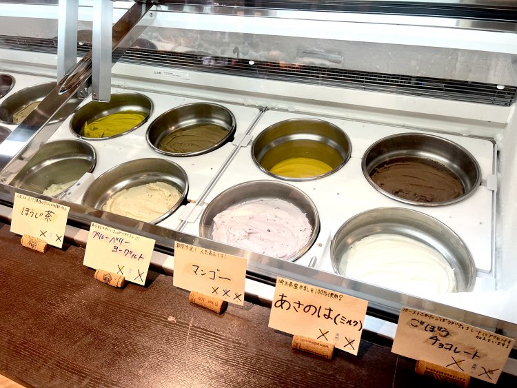 こちらにはゴボウチョコレート（写真右上）。ペーストにしたゴボウが練り込まれているらしい。