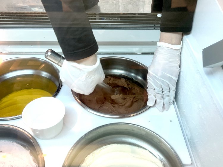 というわけで、ひとつめは珍しいゴボウチョコレートを。