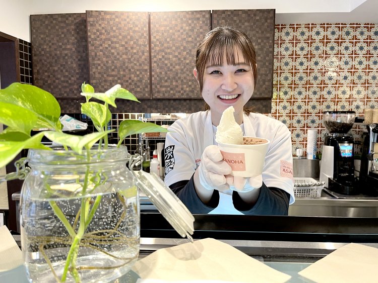 スタッフのあかりさんがジェラートにカッコよくツノをピンと立てて盛り付けてくれた。