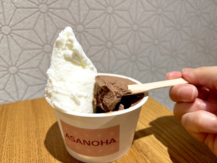 埼玉県産ミルク100%のあさのはとゴボウチョコレートのダブル605円。