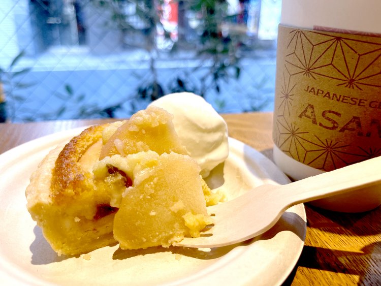 ゴロゴロとリンゴが入っていて、角切りのイチジクも存在感あり。最後のほうは溶けたミルクジェラートがソース状になり、タルトに絡めて食べてみた。