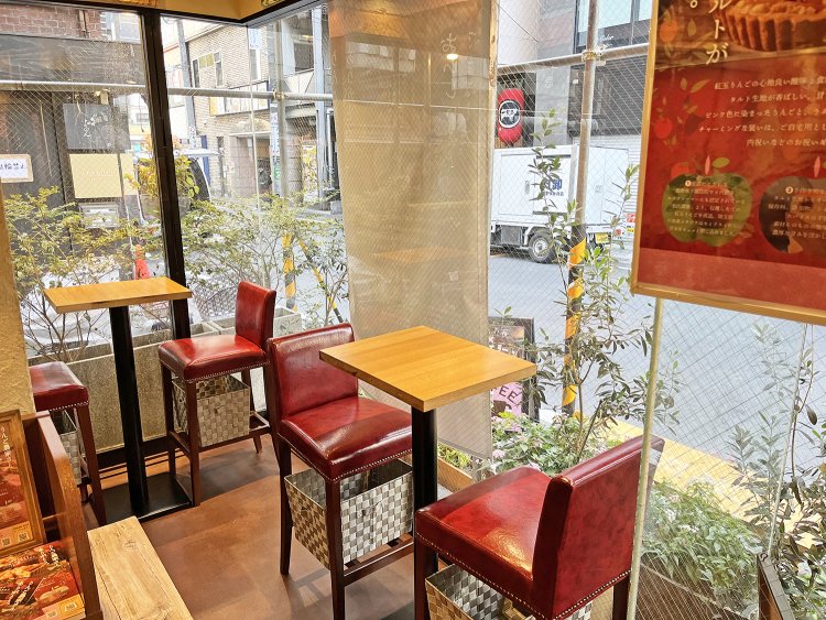 ガラス張りの店舗は開放感があり、外に見える植物たちに癒やされる。