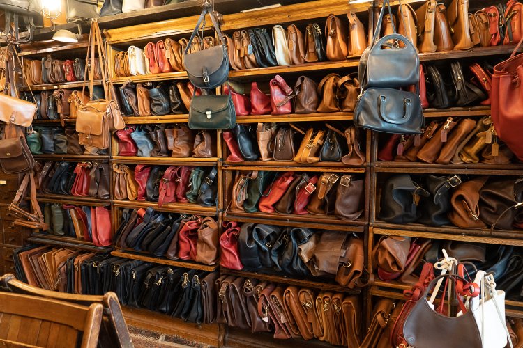 丈夫で質のいい革が用いられていて人気の「コーチ」のバッグ。