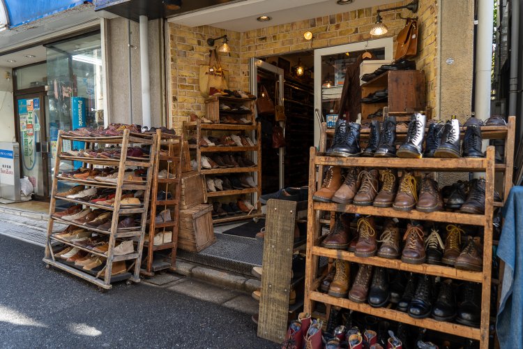 『chart』の店頭。よく見ると『WHISTLER』は右の靴、『chart』は左の靴をディスプレイしている。