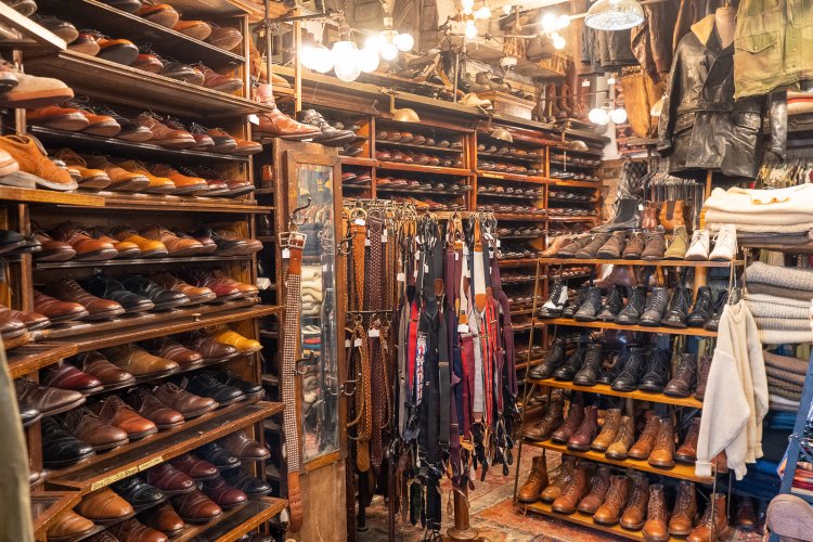 『WHISTLER』は店内の壁にも靴、靴、靴。