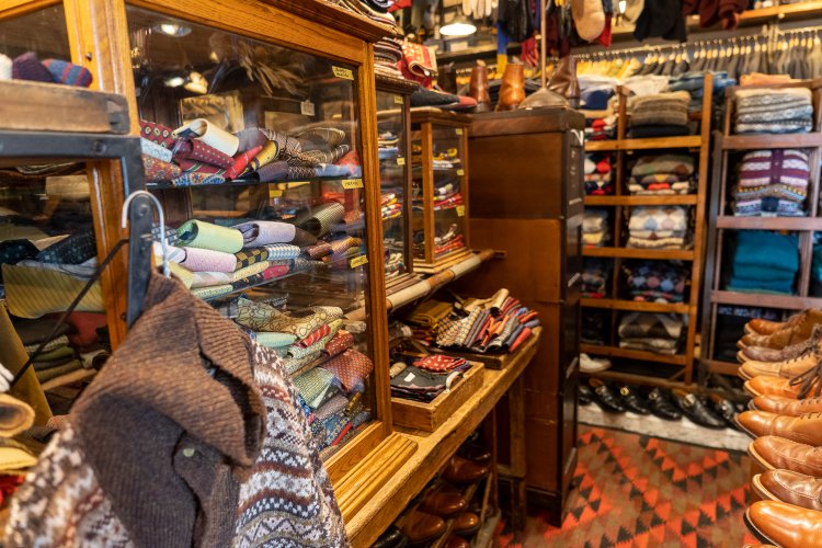 高級メゾンブランドのネクタイやスカーフ類はガラスケースの中に。