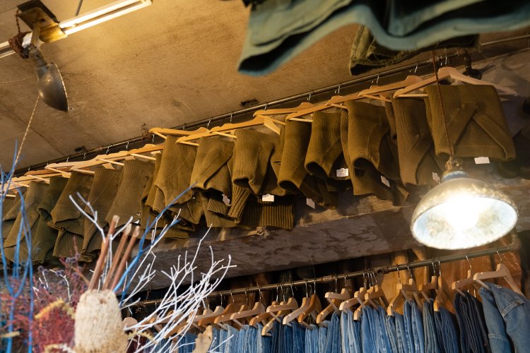 天井付近から吊り下げられている1940年代のミリタリーニット。