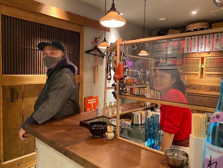 店主のホーリーさんと、骨董セレクトもするスタッフのショウコさん