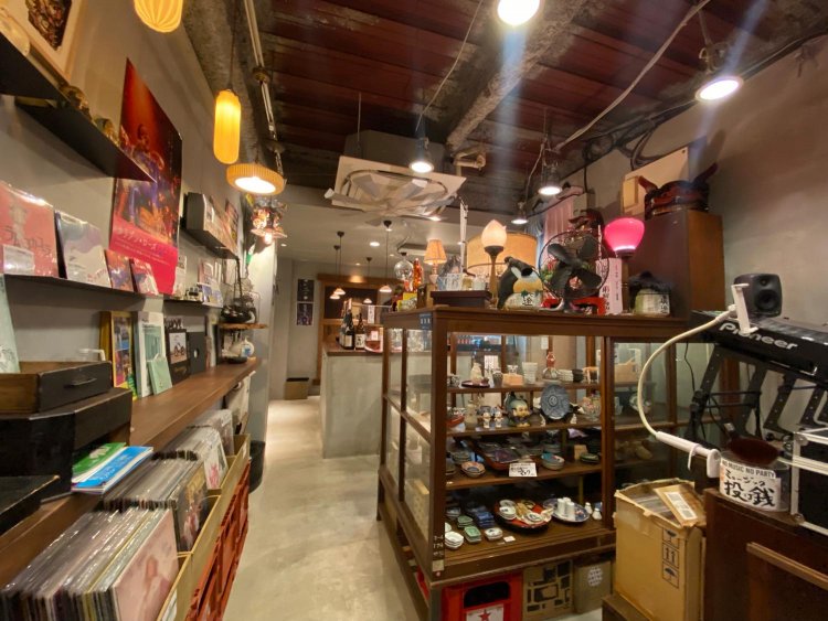店内に入ると骨董とレコードがずらりとお出迎え！
