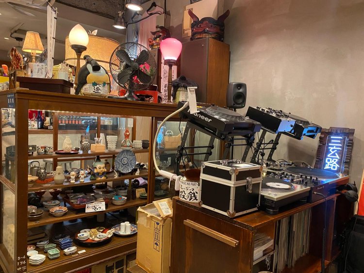 入口すぐのDJブース。骨董たちもまるで音楽を楽しんでいるよう。