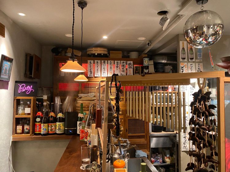 奥にあるのが、もう片方の一目惚れした棚。格子の戸がたまらない。