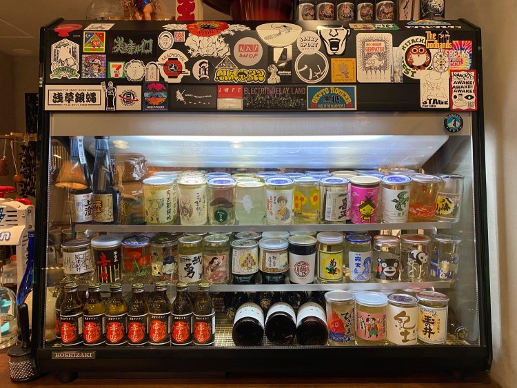 ワンカップの美術館のような冷蔵庫。今夜は何を呑もうかな♪