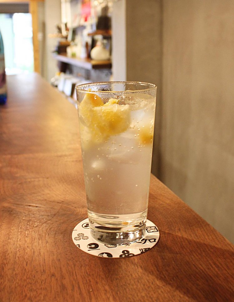 『micro』名物自家製「塩レモンハイ」。ほんのり苦いのがポイント。