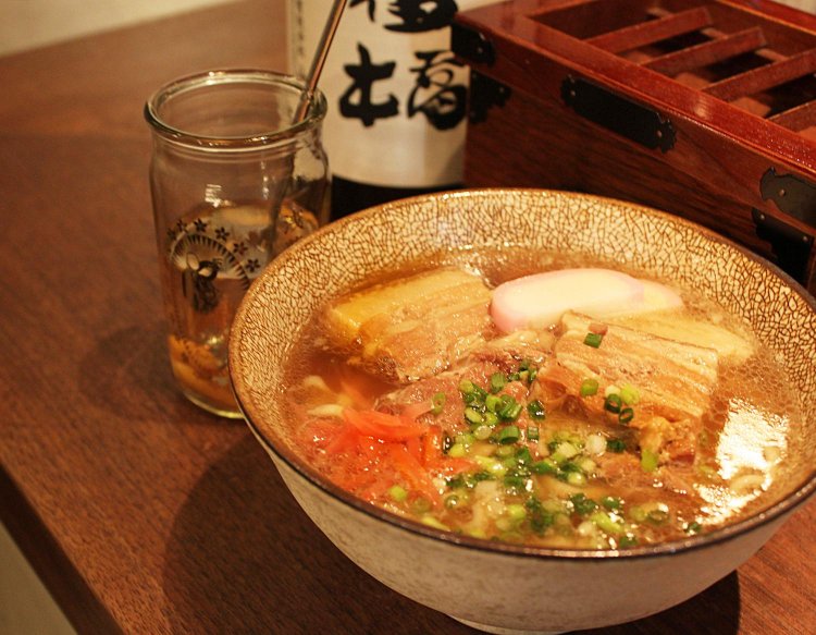 出汁から作る、黒糖でとろとろに煮たラフテー入り「沖縄そば」。