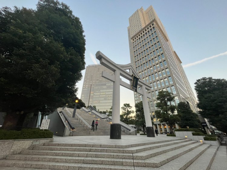 ビルの隣に鳥居。なんだか不思議な感じがする。