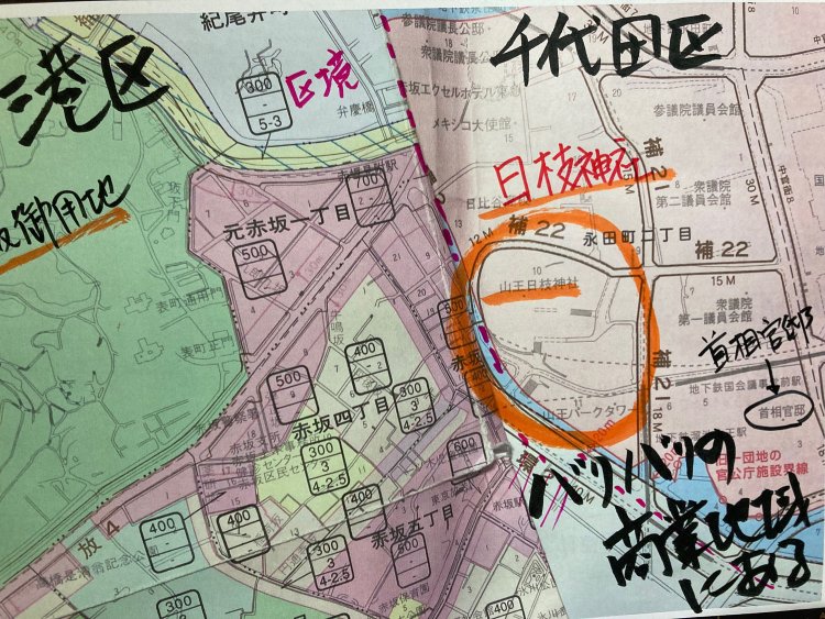 港区と千代田区の都市計画図を強引に並べてみた。