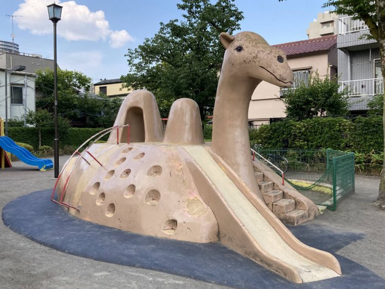 .ラクダのつぶらな瞳がかわいらしい（荒川区・荒川五丁目公園）。