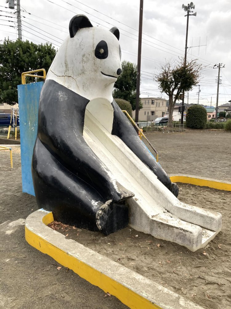 前から見るとかわいらしいが、後ろから見ると背中に哀愁が漂う（藤沢市・後河内公園）。