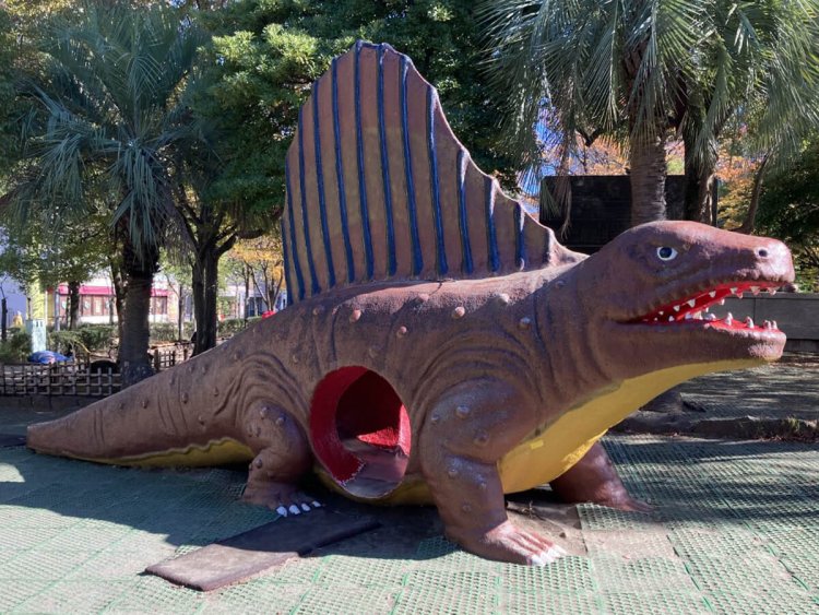 よく見ると横っ腹に穴が開いているのでちょっと怖いが、子どもたちは大はしゃぎである（江戸川区・総合レクリエーション公園）。