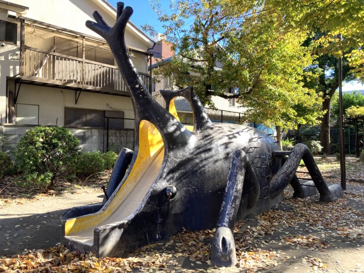 昆虫の細い脚は遊具で省略されがちだが、忠実に再現されている（豊島区・西巣鴨公園）。