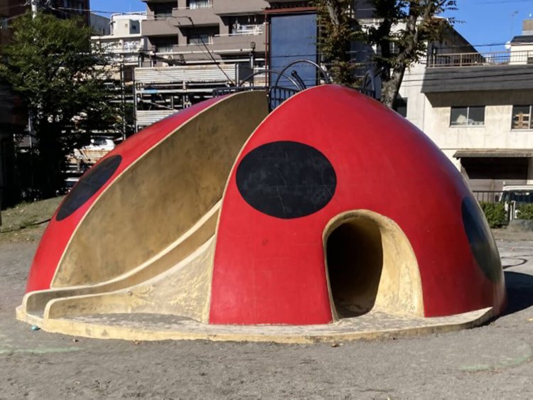 テントウムシは丸いので、そのままだと上りづらそうだが、ネットを張るなど工夫がされている（江東区・竪川第一公園）