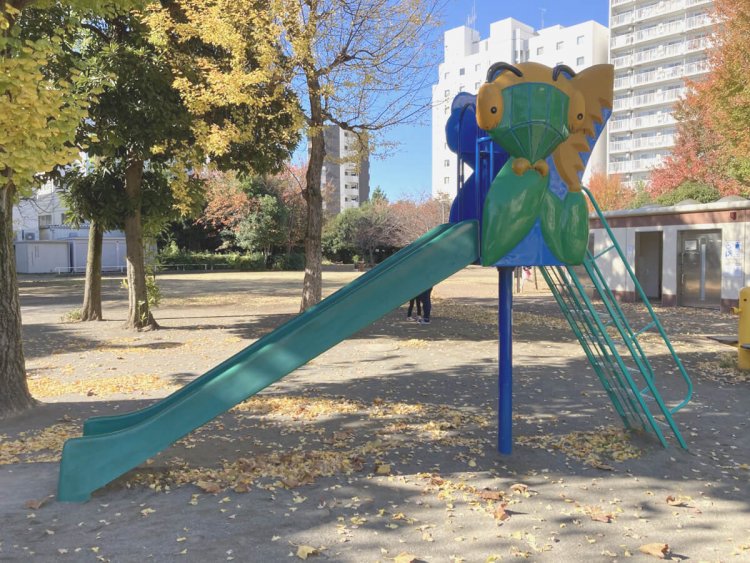 こちらは割と普通サイズ？のカマキリすべり台。すべり台部分がカマだろうか（豊島区・南長崎はらっぱ公園）。