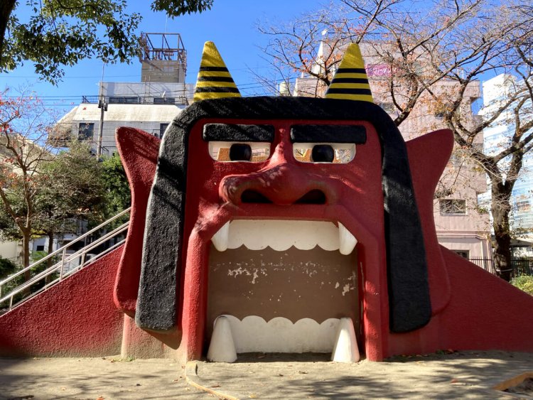 鬼の肩？部分から上り下りできるようになっている。目玉の部分が案外かくれんぼに役に立つ（立川市・錦第二公園）