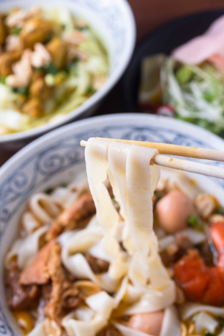 豚肉やエビ入りのシンチャオミークアン950円。