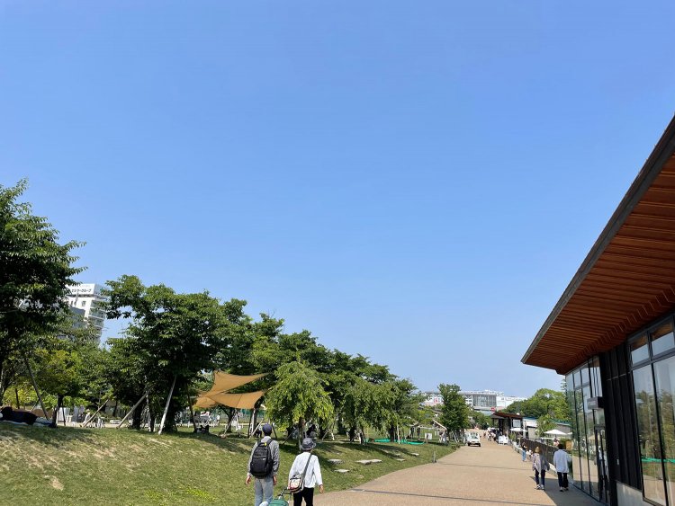 天王寺公園エントランスエリアに2015年にできた「てんしば」。