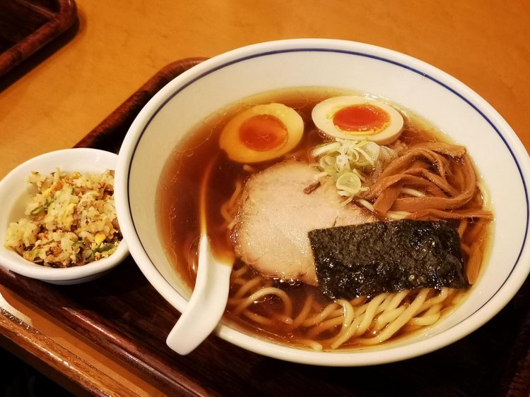 煮卵ラーメンにチャーハンの小鉢。