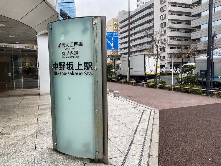 中野坂上駅。駅の雰囲気もまた異なる。ちょうど鳩が止まっていた。