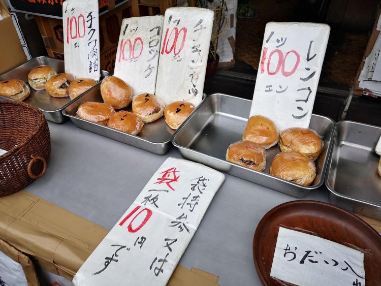 各種バーガーは破格の100円。