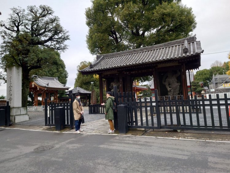 味論さん「こちらが宝仙寺で～」　筆者「なるほど～」