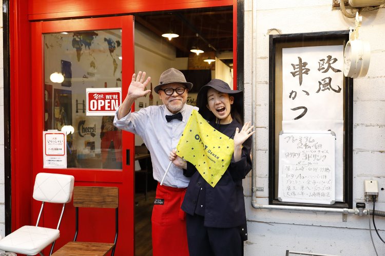 『立ち飲み DOTECHIN-どてちん-』のマスターと踊屋さんの仲の良さ！地域の人たちと二人三脚で街を盛り上げる OMO ではよくあることだ。