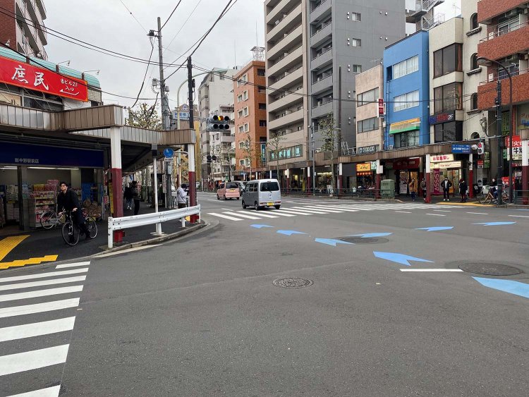 スナックや純喫茶など、気になるお店が多く、歩いているだけで楽しい街だ。