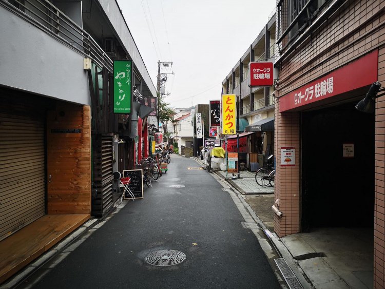 味論さんが連れてきてくれた素敵な路地。アラカルトメニューが充実しているとんかつ屋さんや、イカした看板の居酒屋に吸い込まれそうになる。