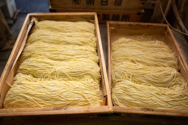 蒸し前の麺。これがかん水の変化で褐色になる。