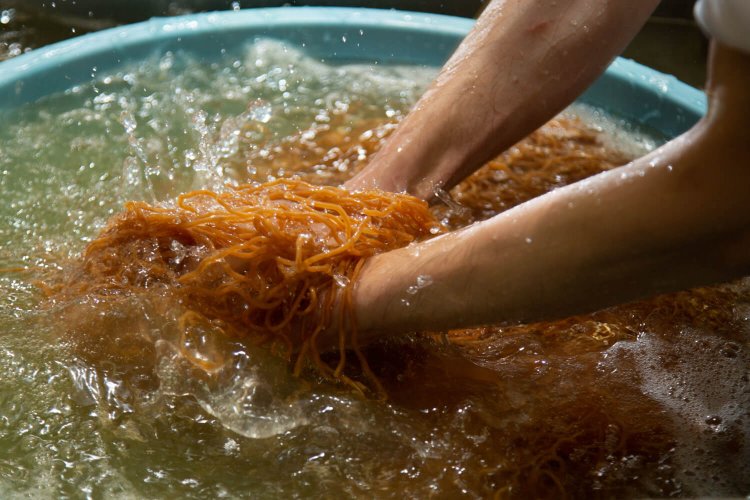 麺をちぎらないよう、手早く丁寧に洗う。