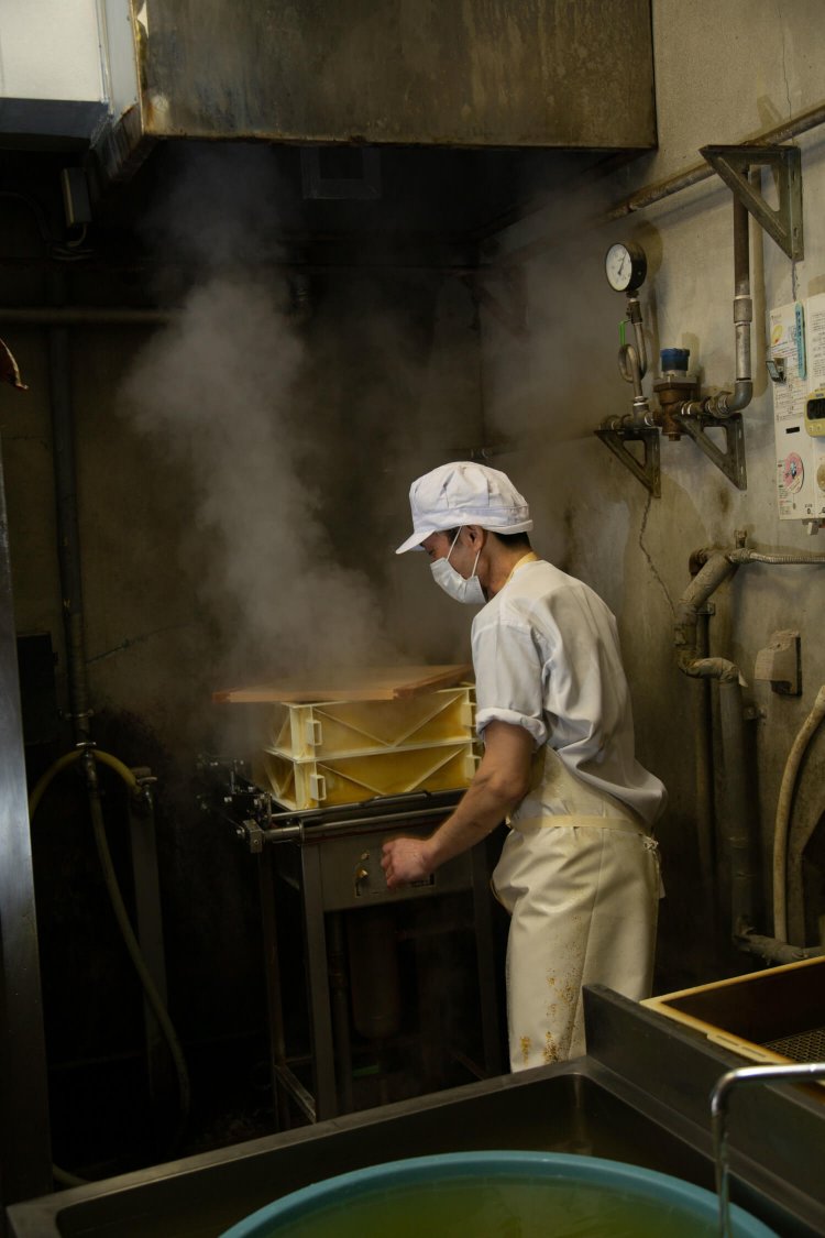 蒸籠（せいろ）1段で30玉。何段も積み上げ、時間差で蒸し上げる。
