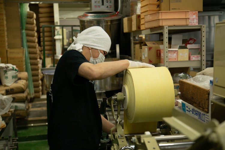 麺切前の麺帯。ひとつから180食分ができる。
