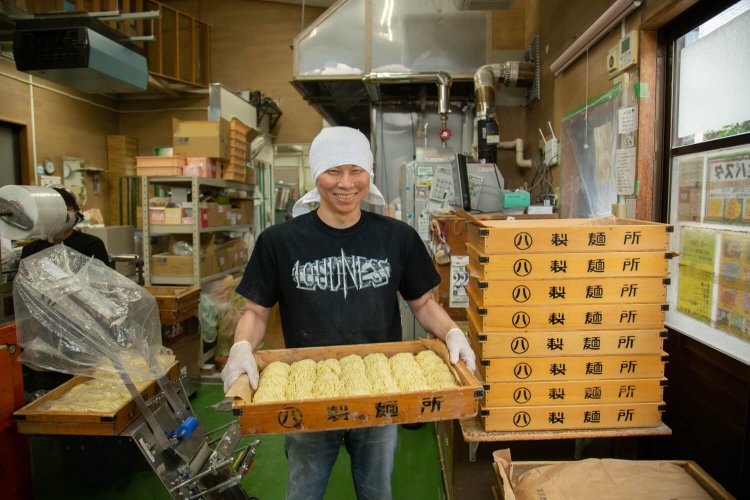 ニッコリ元気な大島さん。注文の多い日は2000食もの麺を仕込んでいる。