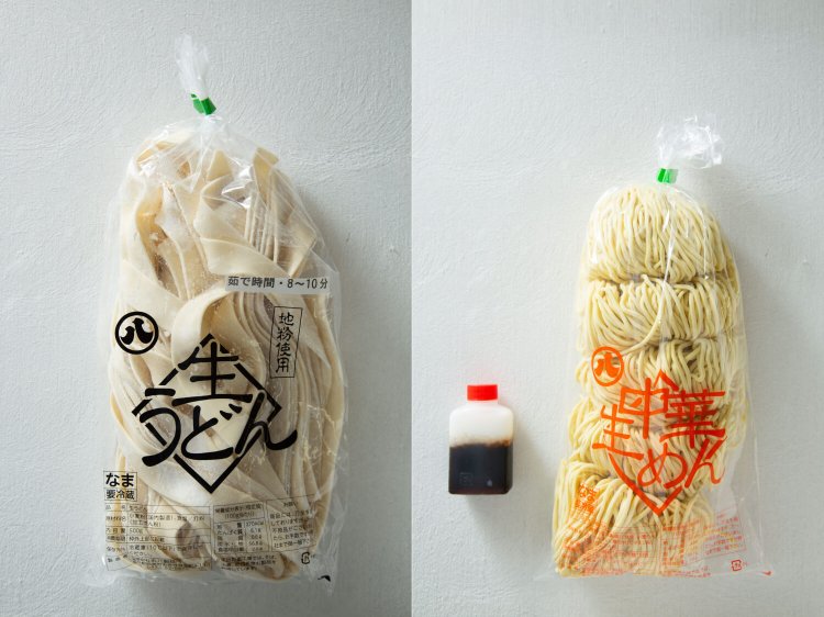 左から、冬季限定ひもかわうどん300円、油そば（タレ付き）1玉180円～。