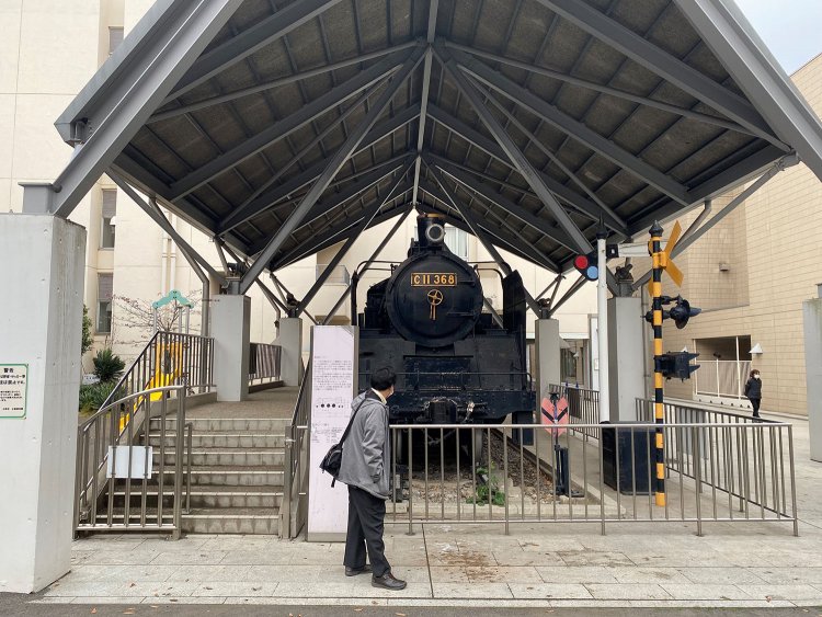 屋根付きで静態保存されているSL。