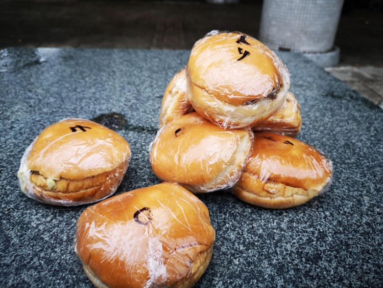 『稲垣商店』のバーガー。