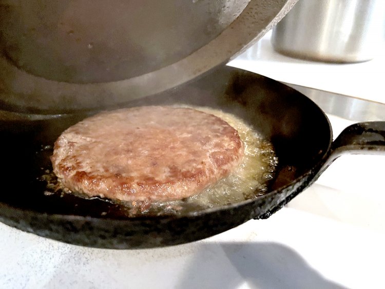 最初はフライパンでこんがり焼き目がつくぐらい焼いたあと、少し水を加えてジューシーに蒸し焼きにする。